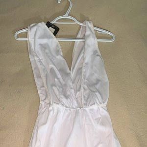 Hey I’m selling a white romper, size 12 I never wore it. It has wide straps.